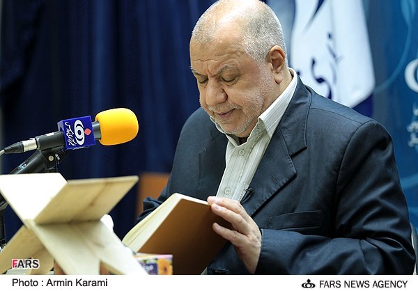 گفتند که بهلول قوم و خویش بود با هارون الرشید به خاطر قوم و خویشیش اون دربونها و کارمندا و ارتشیا و درباریا اذیت نمی کردند، احترام می کردند که هارون یه وقت بدش نیاد بعضی وقتا میومد میرفت خب البته مشهور بود که دیوونه است ما که میدونیم واقعا دیوونه نبود اما خب حالا اونا کاریش نداشتند حالا یه وقت مثلا، نتیجتا گاهی میومد میرفت. این پسر خاله بوده با هارون الرشید. یه دفعه اومد …